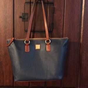 Dooney & Bourke nearly new. Beautiful bag ❤️!